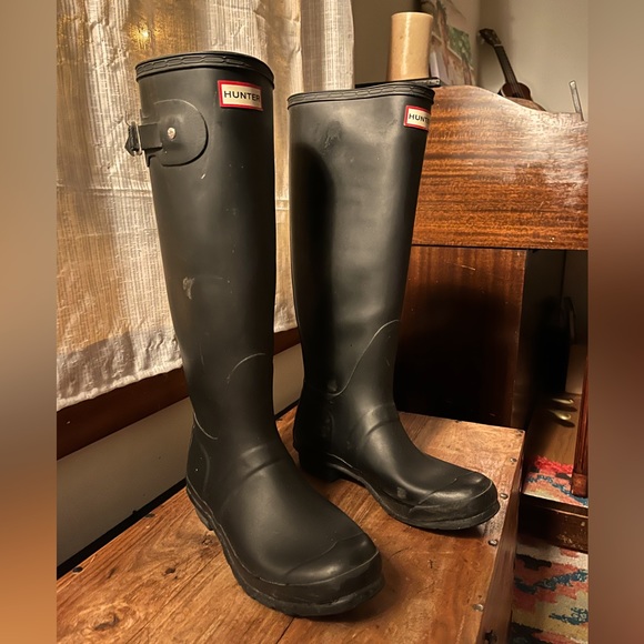 Gently worn, in fantastic shape! Too small for me. Runs true to size. - Picture 1 of 3